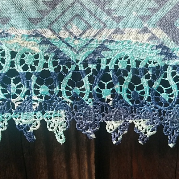 Aztec Crop Top - Picture 2 of 4